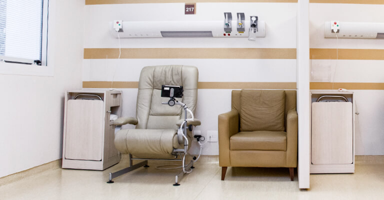 poltronas de medicação e leitos monitorizados