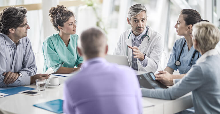 Profissionais da saúde reunidos 