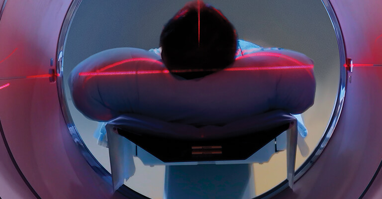 Paciente sendo submetido ao exame por imagem