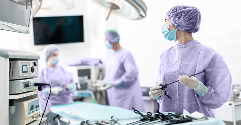 sala com equipamentos tecnológicos para tratamentos cardiovasculares